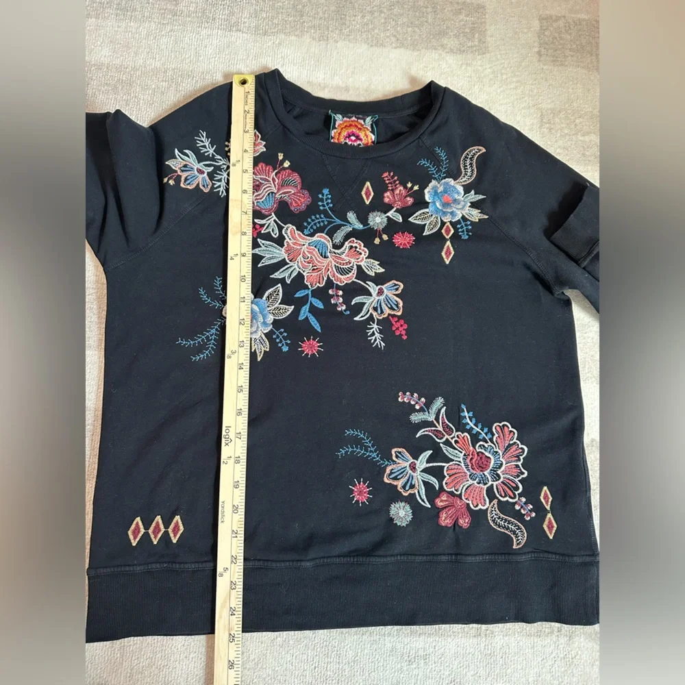 Johnny Was Denali Raglan Sweatshirt Floral Embroidered Crewneck Sz Small Black